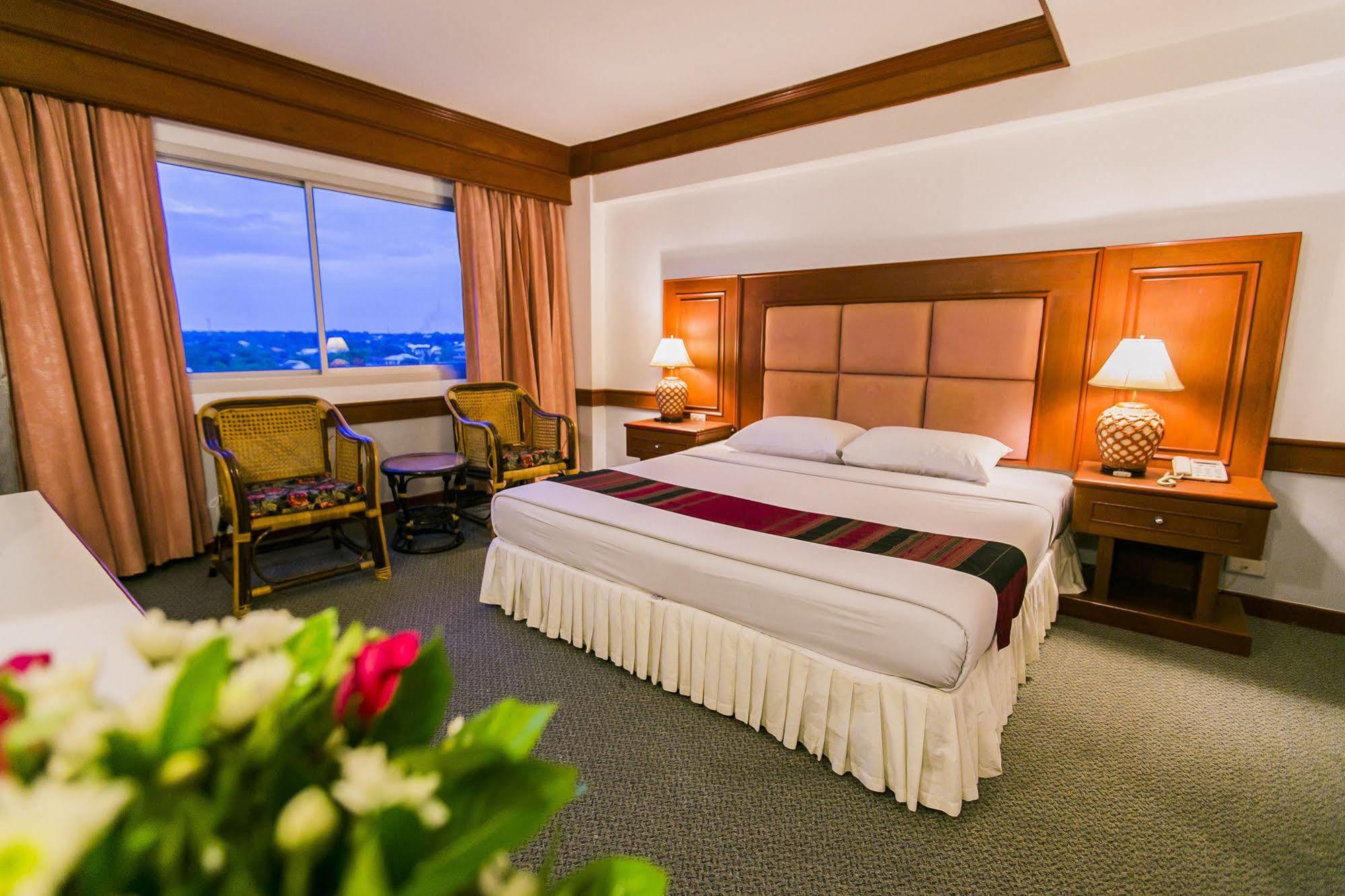 Raya Grand Hotel Накхонратчасима Экстерьер фото